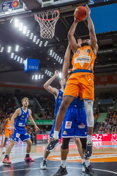 同时保持着 同时保持着